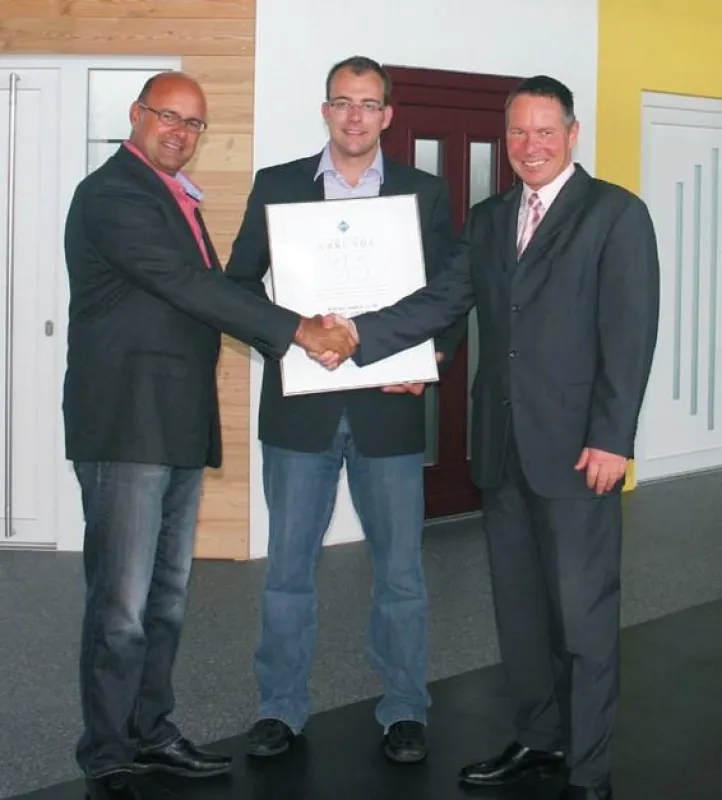 Fensterbau-Profis unter sich: Michael Wiebe (rechts), Vertreter der Firma Veka danke Peter und Daniel Mursall