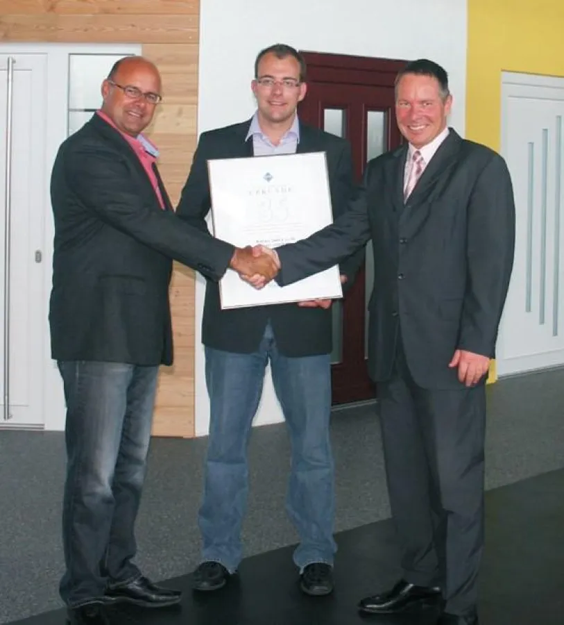 Fensterbau-Profis unter sich: Michael Wiebe (rechts), Vertreter der Firma Veka danke Peter und Daniel Mursall