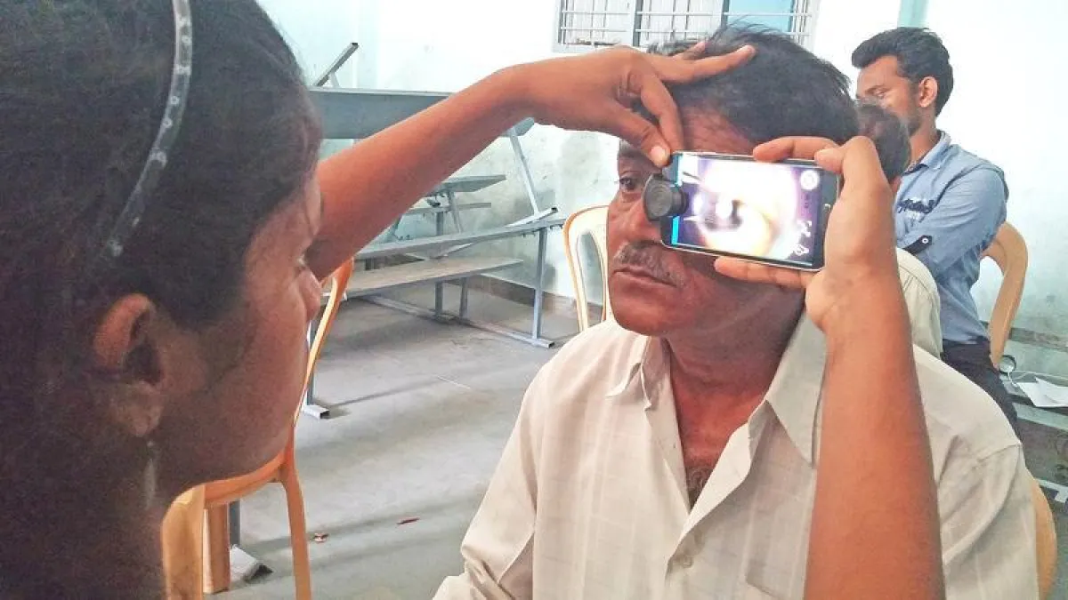 Augen-Screening in Indien: Geschulte Pflegekraft nutzt ein umgerüstetes Smartphone als direkten Augenspiegel (Foto: privat)