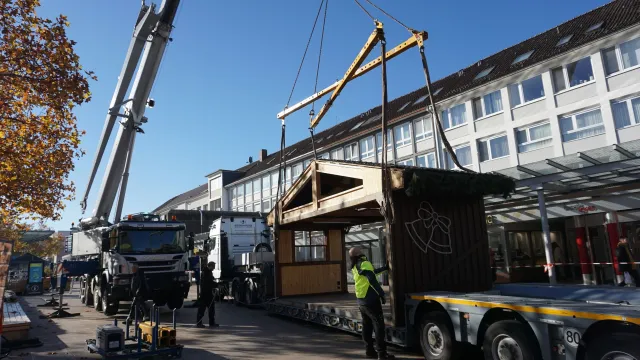 Aufbau des Wolfsburger Weihnachtsmarkts 2025 gestartet Bild: Aufbau des Wolfsburger Weihnachtsmarkts 2025 gestartet
