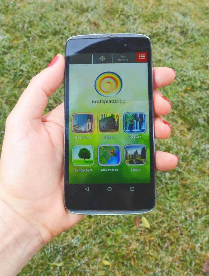 Die Kraftpätze sind in der App nach Bauwerken, Höhlen, Quellen, Landschaften und Steinen geordnet