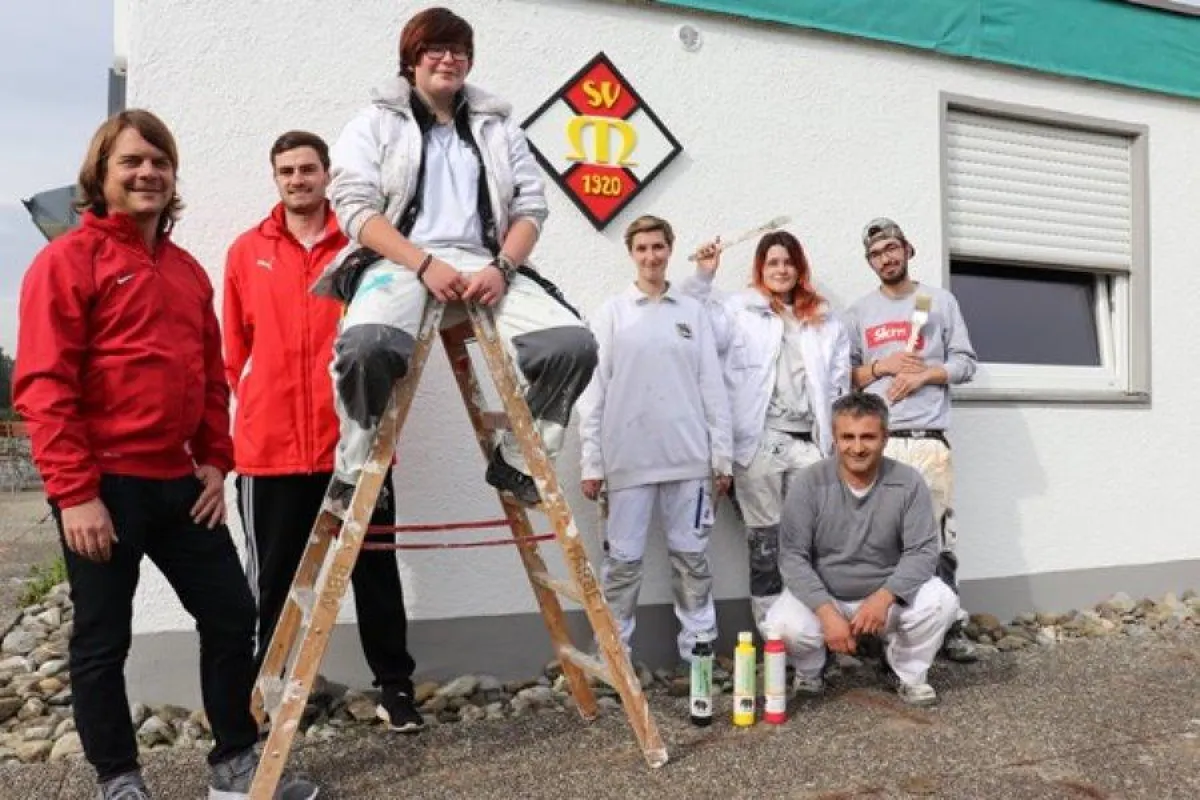 Das Vereinsheim des SV Mochenwangen erstrahlt, dank der Azubis des BBW Ravensburg, in neuem Glanz