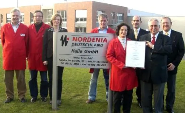 Bild: DQS stellt weltweit erstes prEN 15593-Zertifikat an Werk Steinfeld der NORDENIA DEUTSCHLAND Halle GmbH aus