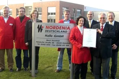 Bild: DQS stellt weltweit erstes prEN 15593-Zertifikat an Werk Steinfeld der NORDENIA DEUTSCHLAND Halle GmbH aus