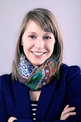 Bild: Susanne Lorenz unterstützt Thomas Fröhlich bei seinem Vortrag im Zonta Club Berlin