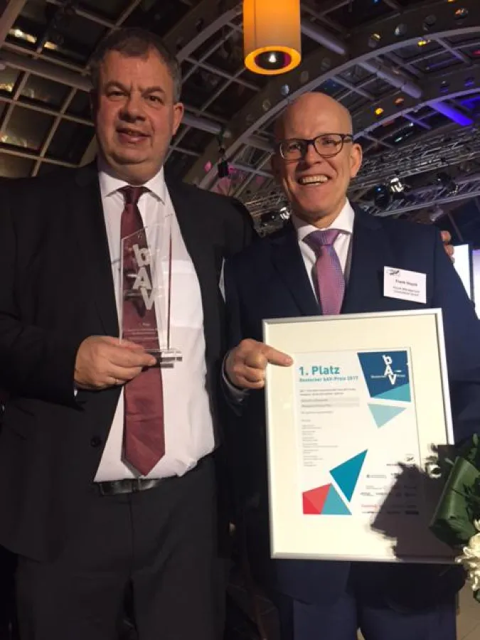 Jörg Jeebe (li) von der Lufthansa und Frank Hoyck (re) von Hoyck bei der bAV-Preisverleihung