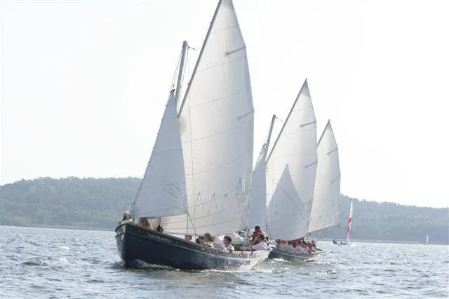 Bild: Erfrischende Familienfeier am Wasser