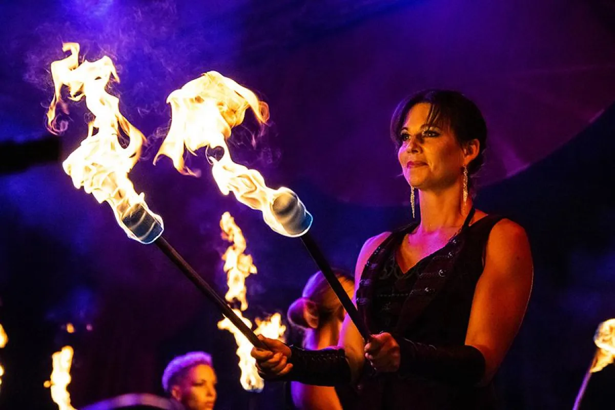 Petra Quednau spielt gerne mit dem Feuer