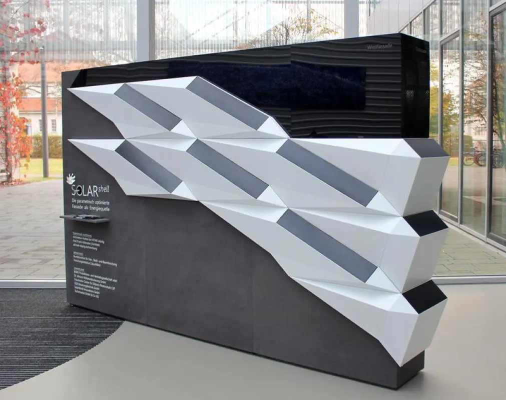 Übergang der West- zur Südfassade der „SOLAR.shell“. (Foto: Fraunhofer CSP)