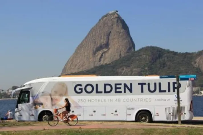 Golden Tulip feiert Olympische Spiele: Aufwändige Bus-Kampagne in Rio de Janeiro Bild: Golden Tulip feiert Olympische Spiele: Aufwändige Bus-Kampagne in Rio de Janeiro