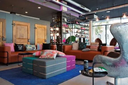 Bild: Vorlesestunde im MOXY Frankfurt East: Zwischen Liebe, Islam und Terror