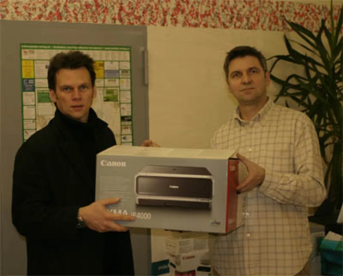 Herr Rosin, Inhaber der Druckertankstelle Wetterau überreicht Herrn Kahler vom Freizeitzentrum Bad Vilbel den Drucker