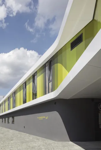 Bild: Futuristische Architektur mit vertikalen Fassadenprofilen - korrosionsbeständig, langlebig und 100% recycelbar