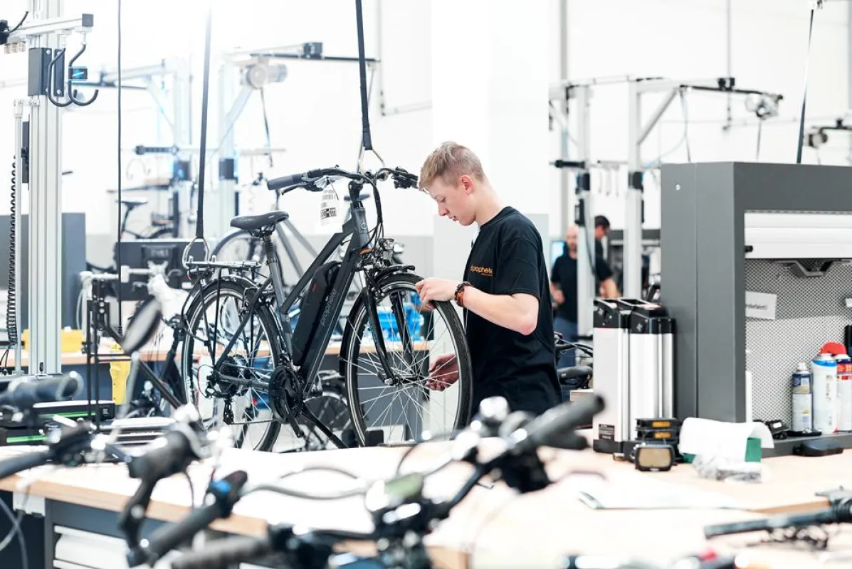 Blick in die moderne Service- und Musterbau-Werkstatt