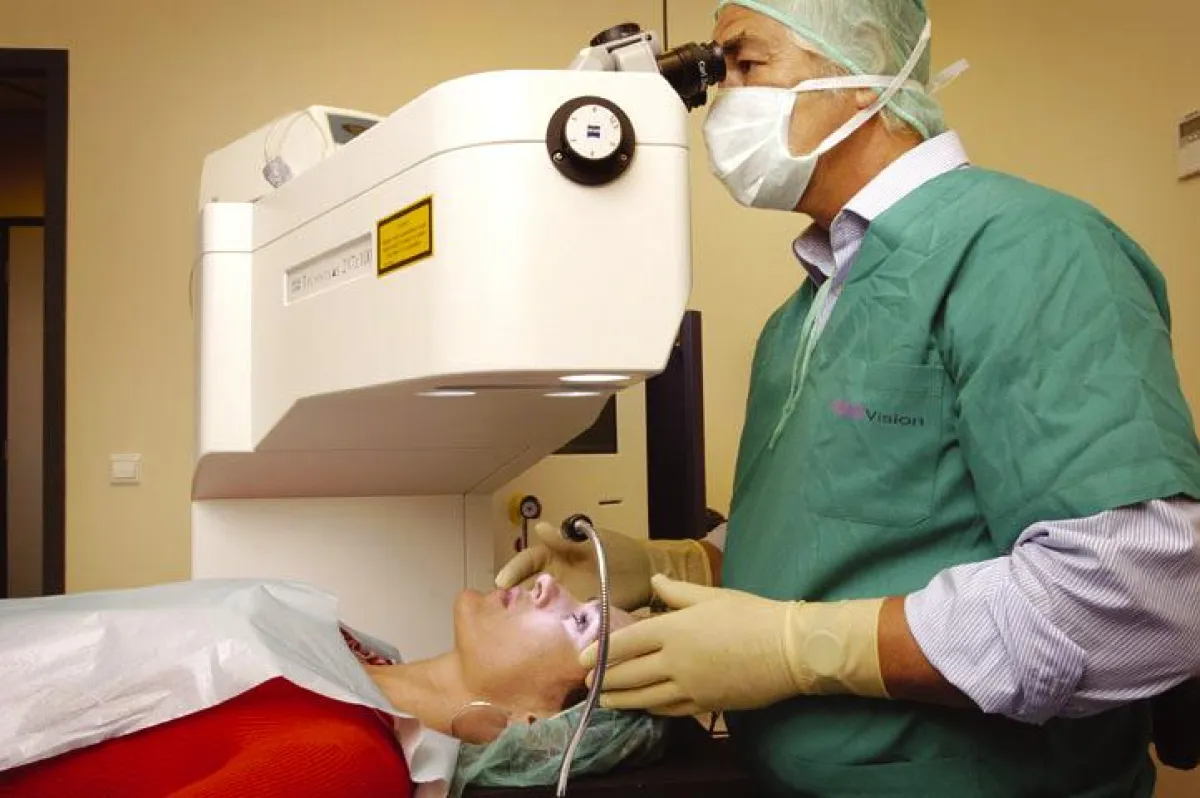 Vorbereitung zur Operation: Mit einer Laserbehandlung lassen sich Fehlsichtigkeiten innerhalb von einer knappen halben Stunde für beide Augen ambulant korrigieren. Bildrechte: CARE Vision Germany GmbH