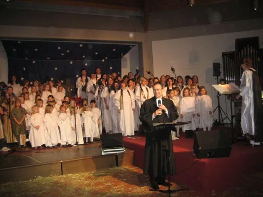 Pfarrer Tielbürger moderierte das Musical in Bad Salzuflen Bild: Pfarrer Tielbürger moderierte das Musical in Bad Salzuflen