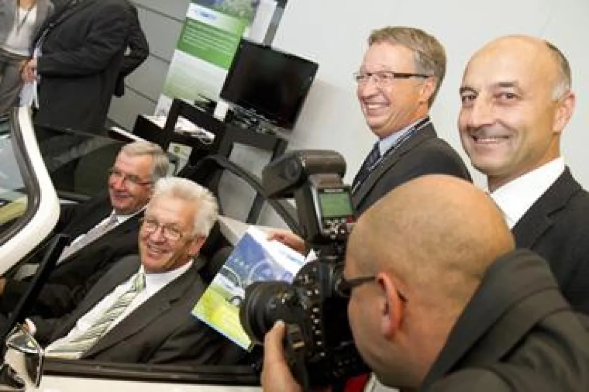 Christian Roth (MSR_Office, rechts) hat mit Stefan Mayer (AÜW, stehend) Winfried Kretschmann