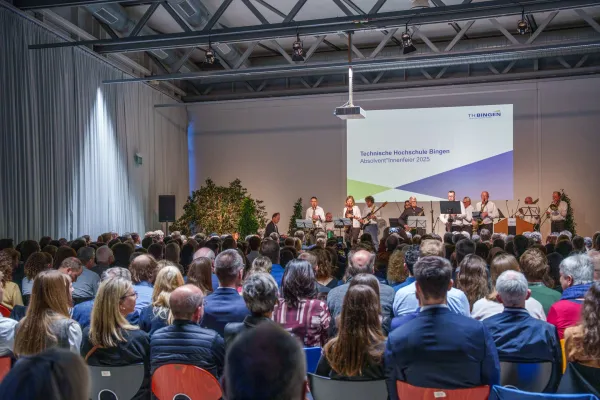 Bild: Feiern zum Abschluss des Studiums mit Preisverleihung an der  TH Bingen