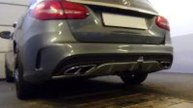 Bild: vertikal abnehmbare Anhängerkupplung für den Mercedes AMG C43 bei www.ahk-preisbrecher.de mit Video