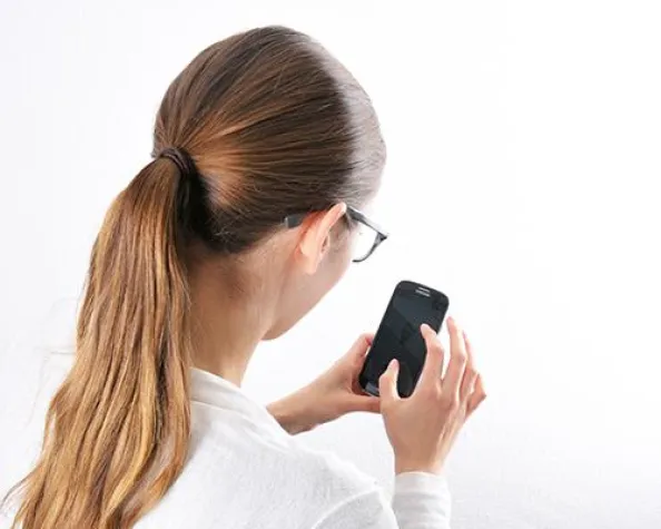 Tag der Rückengesundheit am 15. März: Neues Phänomen "Smartphone-Nacken" Bild: Tag der Rückengesundheit am 15. März: Neues Phänomen "Smartphone-Nacken"