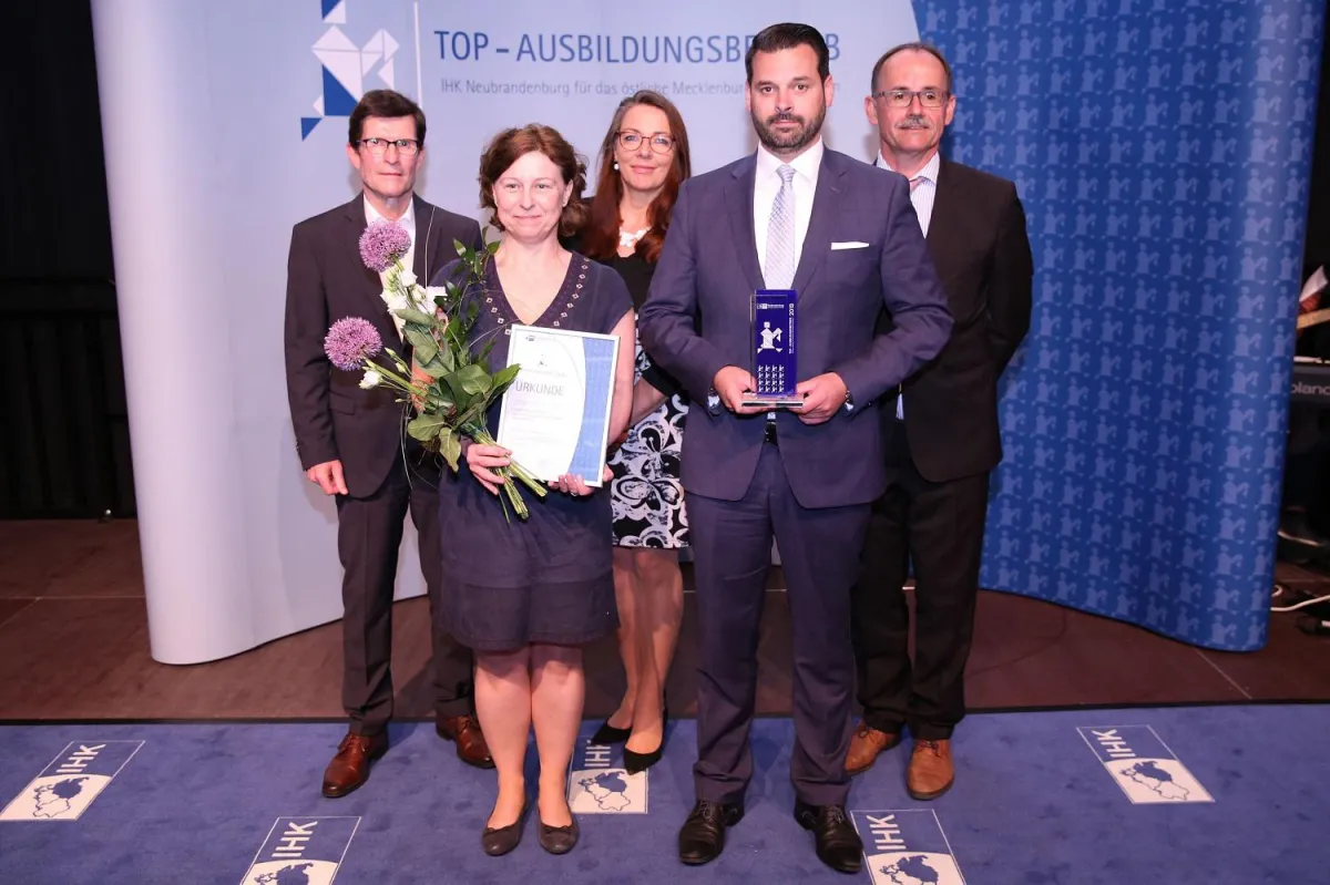 Übergabe der Auszeichnung in Neubrandenburg