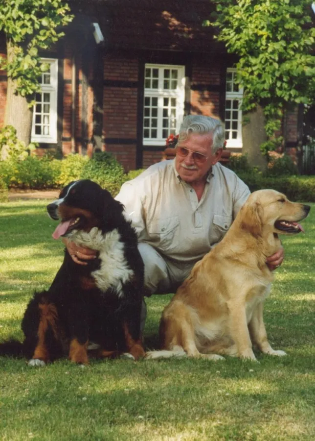 Rüstige Senioren betreuen Heim und Tier während der Urlaubszeit