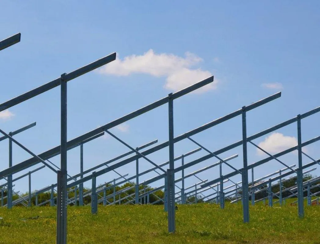 Die Unterkonstruktionen stehen bereits: Ende August wird der Solarpark in Greifenstein fertig sein.