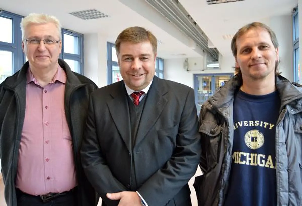 Frank Fleßer zeigte Wolfgang Timme (li.) und Stephan Geier (re.) die Kinderkrebsstation