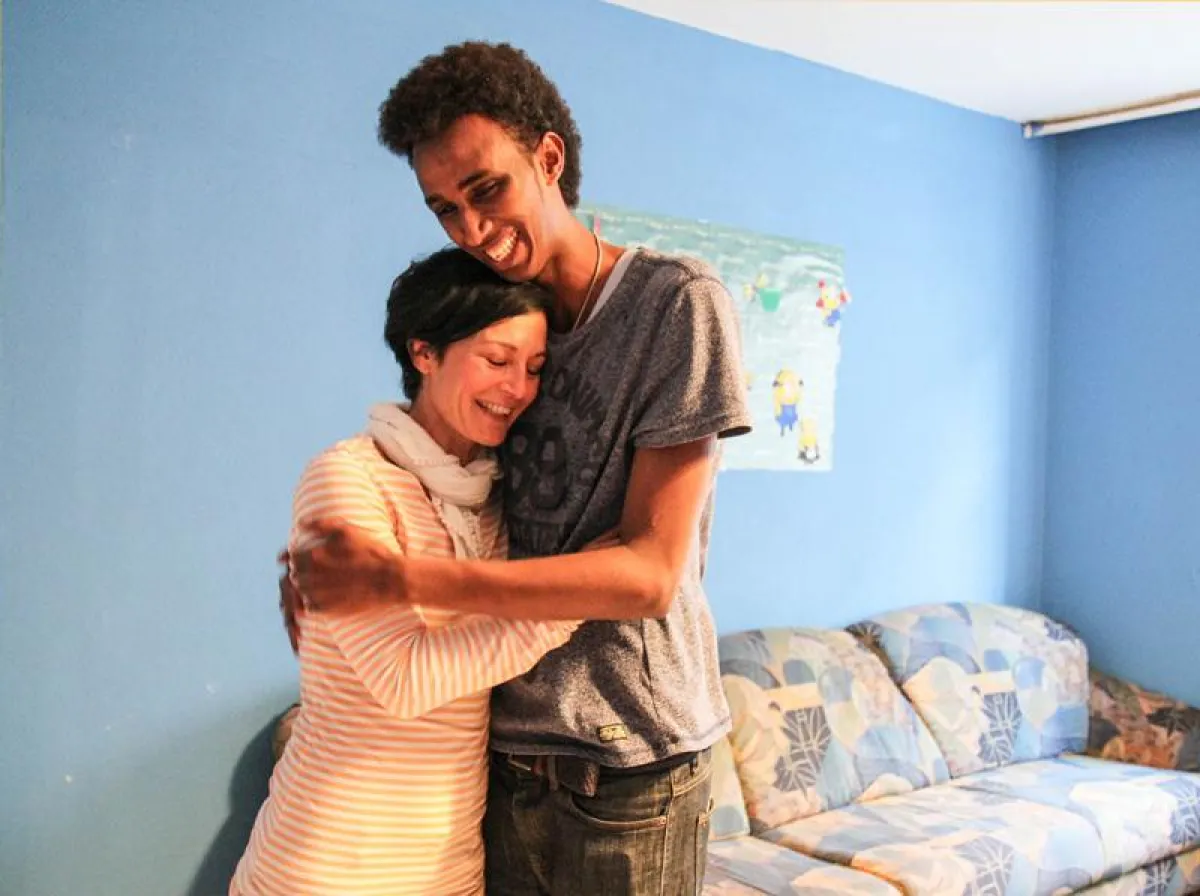 Ridwan umarmt seine Vermieterin. Foto: Nadine Hackemer/immowelt.de