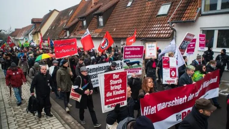 Neonazi greift Gökdeniz Özcetin (Die Linke) an und verletzt diesen nach der Demo in Kandel Bild: Neonazi greift Gökdeniz Özcetin (Die Linke) an und verletzt diesen nach der Demo in Kandel