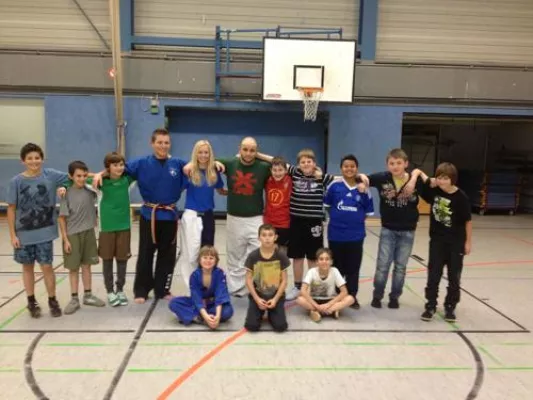 Bild: Die Sportakademie Richter Kamp-Lintfort lehrt Kampfkunst an der Unesco Schule