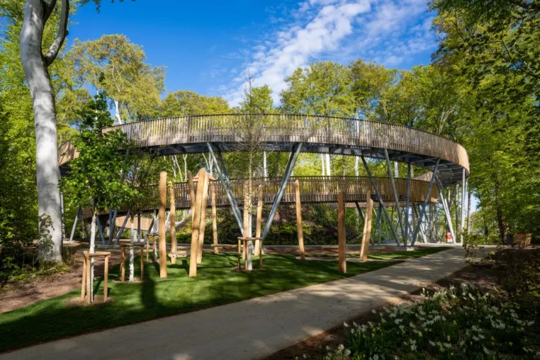 Bild: Geh- und Radwegbrücke und der Waldtempel sorgen für beeindruckende Perspektiven auf den Kurpark
