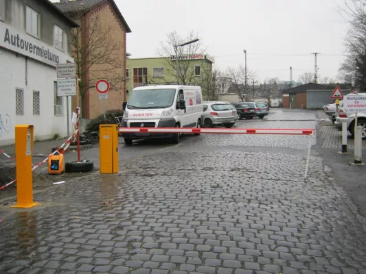 Bild: Rumatek montiert automatische Schranke mit Codetaster in Frankfurt, Schweitzer Straße