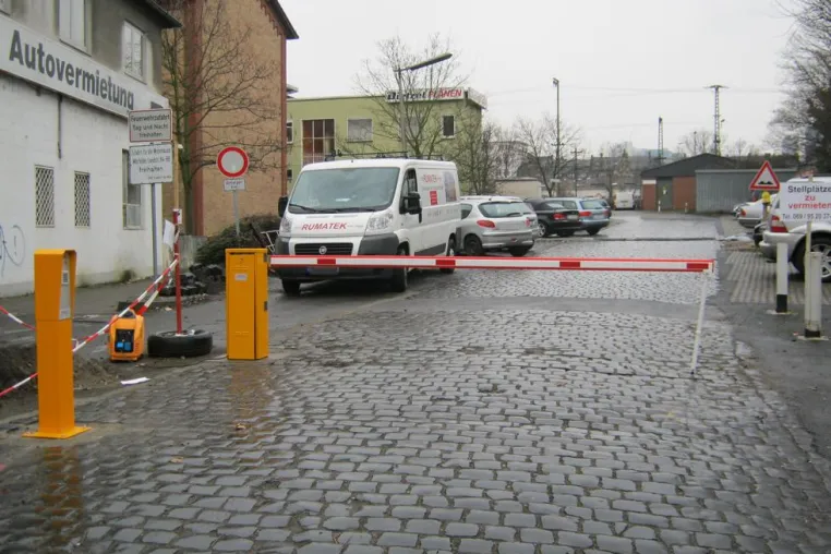 Bild: Rumatek montiert automatische Schranke mit Codetaster in Frankfurt, Schweitzer Straße