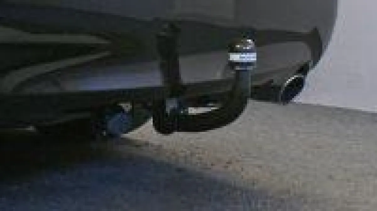 vertikal abnehmbare Anhängerkupplung am Infiniti Q70