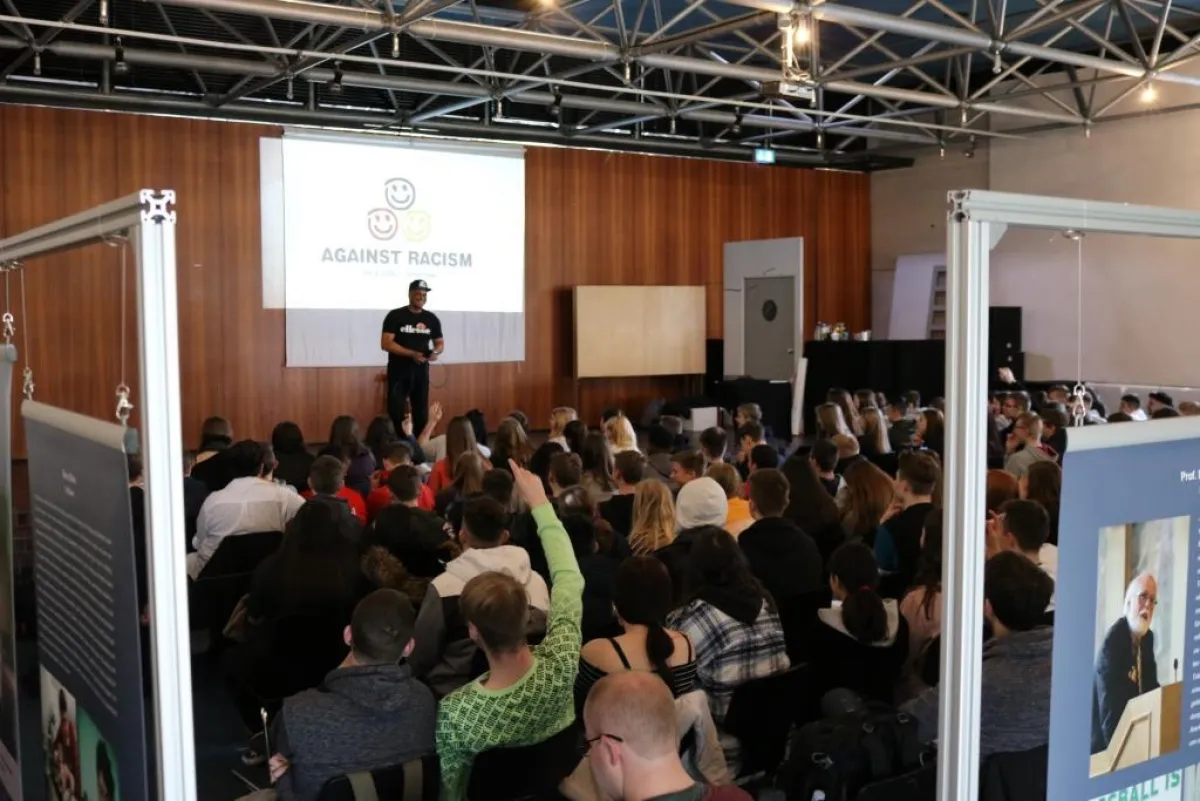 Martin Rietsch alias 2schneidig präsentiert Schülern die „Sei eine Stimme“-Wanderausstellung