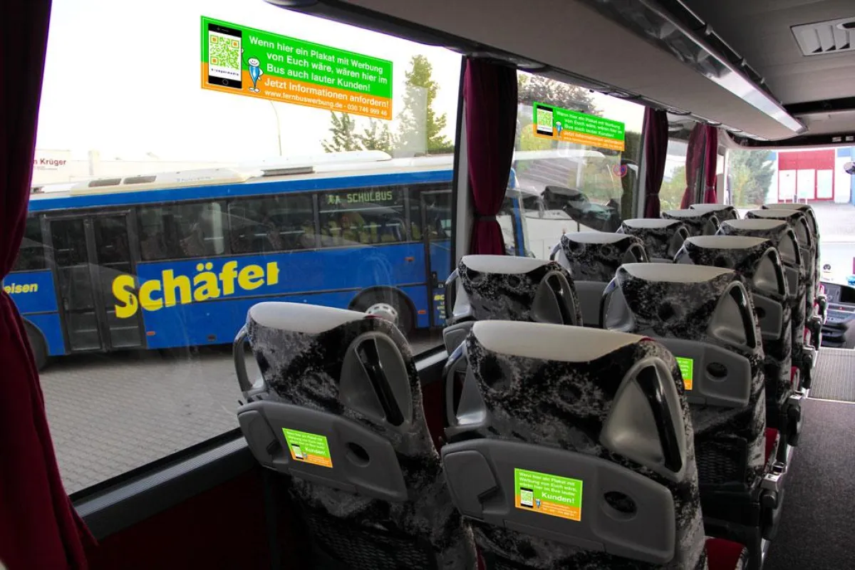 Seitenscheibenplakate und Tischaufkleber in einem Fernbus