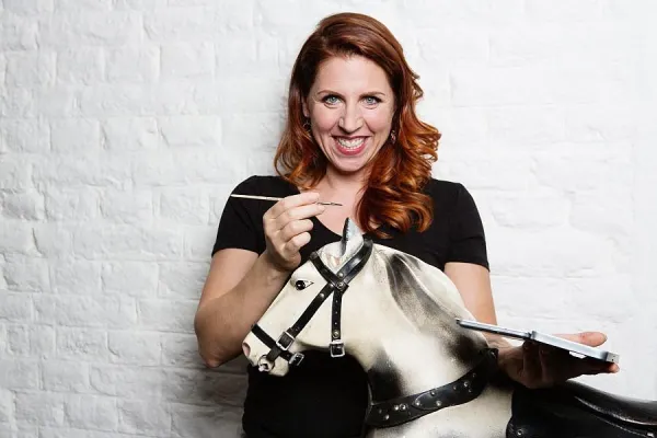 Bild: Im Alstertal-Einkaufszentrum schätzen TV-Experten für Besucher den Wert von Vintage-Möbeln und von Schmuck