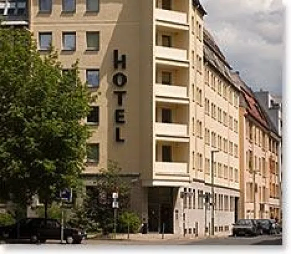 Bild: Klimaneutral übernachten im Herzen Berlins - Dietrich-Bonhoeffer-Hotel Vorbild im freiwilligen Klimaschutz