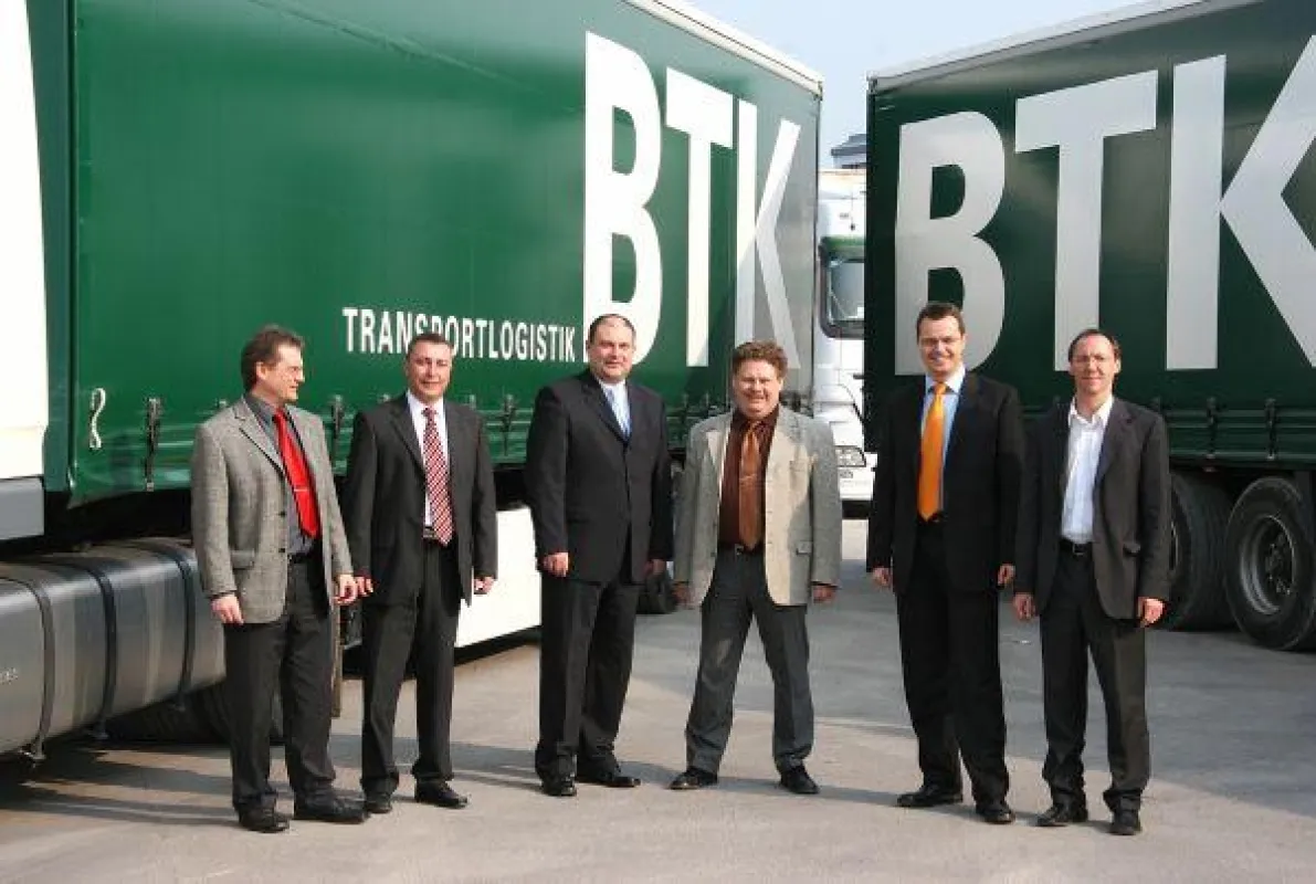 Fahrzeugübergabe (v.li.n.re.): Bernhard Reichert, GF BTK, Michael Prochazka, Regionaldirektor Postbank Leasing, Edgar Schissler, Key Account Manager PB Firmenkunden, Horst Gaida, GF BTK, Johannes Hüsg