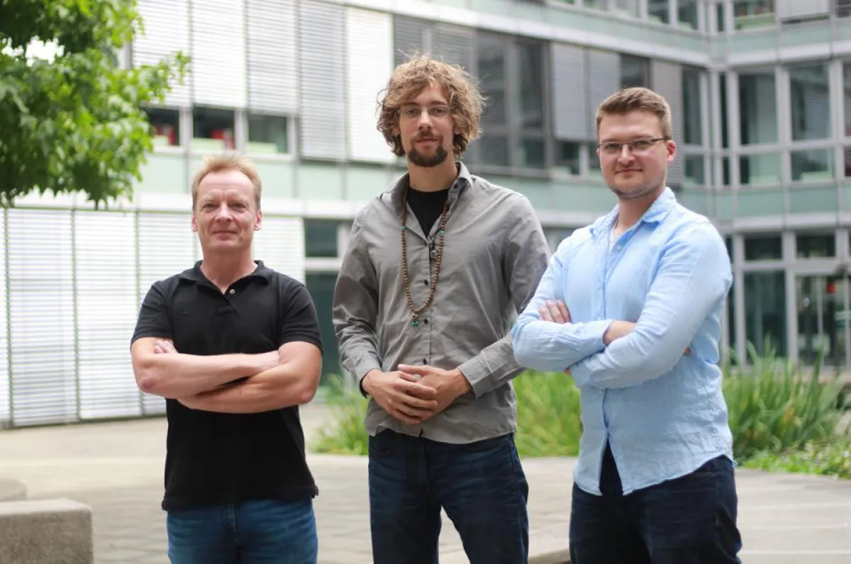 Combase Vorstand Thomas Freier und die Giant Monkey Gründer Lion Vollnhals und Adrian Fuhrmann