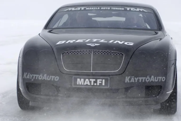 Neuer Weltrekord mit Nokian-Reifen auf Eis: 321 km/h Bild: Neuer Weltrekord mit Nokian-Reifen auf Eis: 321 km/h
