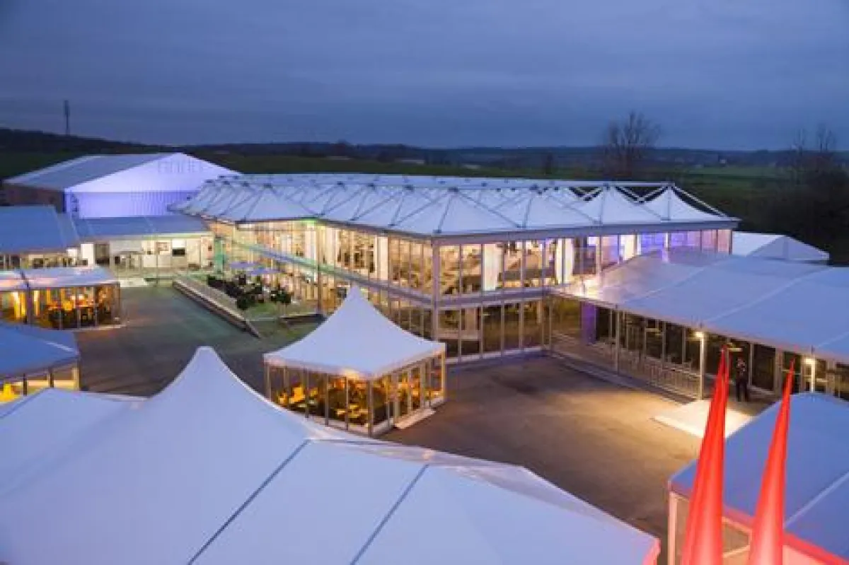 Losberger Hausausstellung bei Nacht