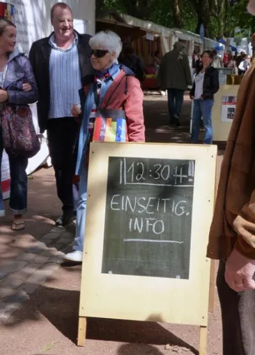 Düsseldorf, Königsallee: Einseitig.info zitiert auf dem Bücherbummel 2011 nicht nur Heine Bild: Düsseldorf, Königsallee: Einseitig.info zitiert auf dem Bücherbummel 2011 nicht nur Heine