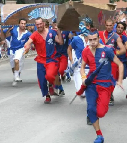 Bild: Ferienhaus La Rogaia in Umbrien - Historisches Bootsrennen zu Fuß Juli 2019