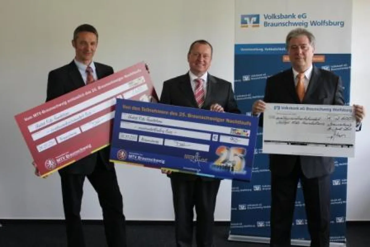 MTV-Geschäftsführer Jörg Diekmann (l.) und Horst Schimke, Direktionsleiter der Volksbank (r.), übergaben die Spendenschecks.
