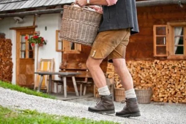 Bild: Die neuen Hüttenwirte des Almdorf Seinerzeit bieten Service „rund-um-die-Uhr“