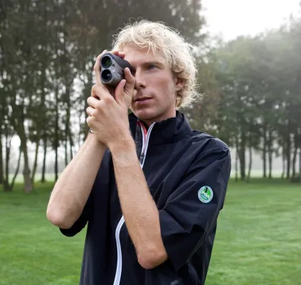Bild: dublisGolf 14/09: PGA Golfpro David Grasskamp macht den Praxistest mit Leupold® GX-II® Golf Entfernungsmesser
