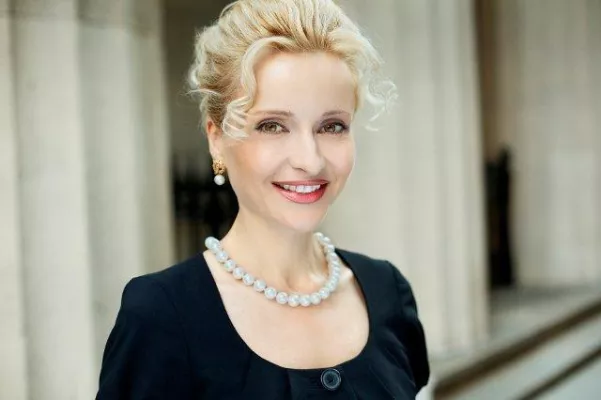 Bild: Sandra Navidi – Außergewöhnliche Frau auf dem Finanzparkett
