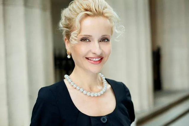 Sandra Navidi – Außergewöhnliche Frau auf dem Finanzparkett Bild: Sandra Navidi – Außergewöhnliche Frau auf dem Finanzparkett